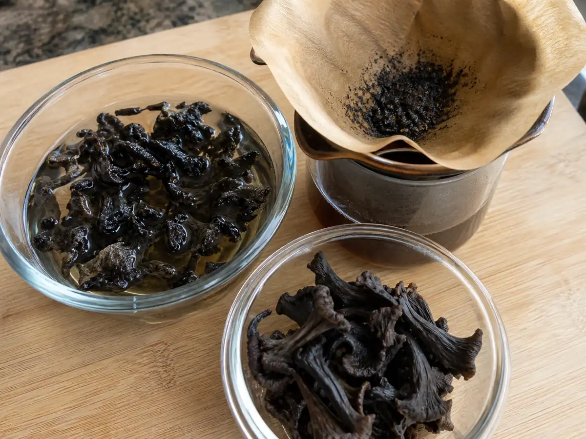 Rehydrated black trumpets and filtered soaking liquid