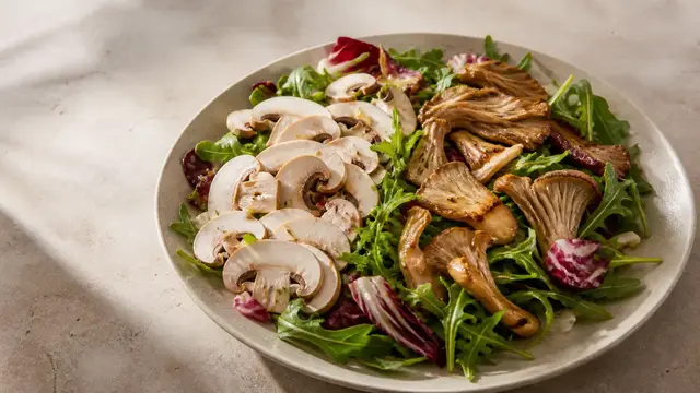 Best Mushrooms for Salads: Raw, Warm and Chilled Picks